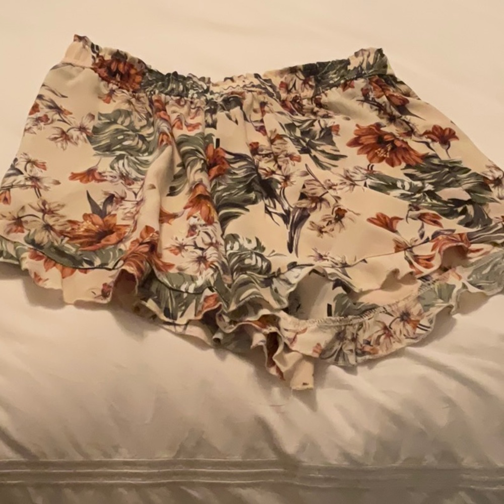 Cute Shorts with ruffle hem